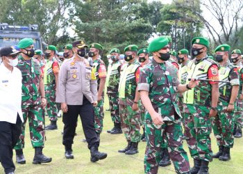 Danrem 022/PT, Kolonel Inf Parlindungan Hutagalung, SAP, didampingi Kapolres Simalungun, AKBP Nicolas Dedy Arifianto, SH, SIK, MH, Wakil Bupati (Wabup), H. Zony Waldi S.Sos, MM, dan Dandim 0207 / Simalungun, Letkol Inf Roly Sohuoka, S.IP, saat memeriksa barisan personil.