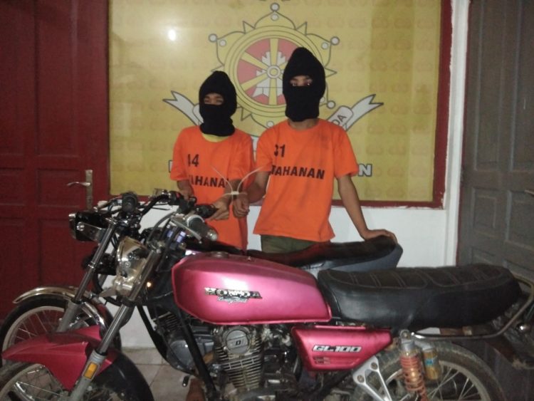 Foto kedua pelaku dan barang bukti yang diamankan Jatanras Sat Reskrim Polres Simalungun.