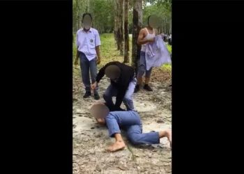 Tangkapan layar duel brutal pelajar MAN Asahan, Sumatera Utara. [Ist]