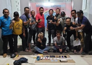 Tersangka dan barang bukti narkoba saat diamankan. (Foto:ist)
