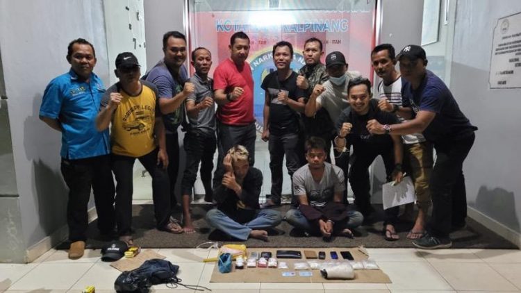 Tersangka dan barang bukti narkoba saat diamankan. (Foto:ist)