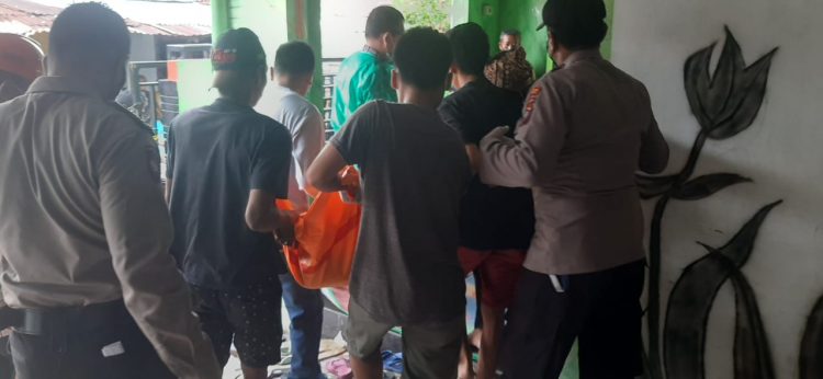 Petugas Kepolisian bersama warga saat mengevakuasi korban dari lokasi kejadian.