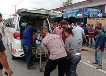 Pengendara motor tewas di Jalur Lintas Nasional Medan-Banda Aceh, di Desa Gampong Blang, Pidie Jaya, Selasa (30/11/2021). (Foto: iNews/Jamal Pangwa)