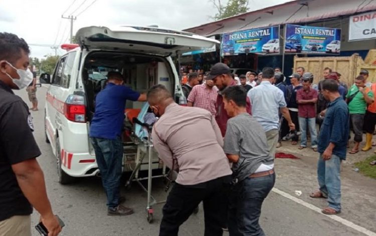 Pengendara motor tewas di Jalur Lintas Nasional Medan-Banda Aceh, di Desa Gampong Blang, Pidie Jaya, Selasa (30/11/2021). (Foto: iNews/Jamal Pangwa)