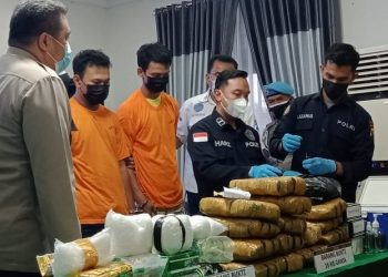 Kedua tersangka saat diamankan di Mapolrestabes Medan. (Foto: istimewa)