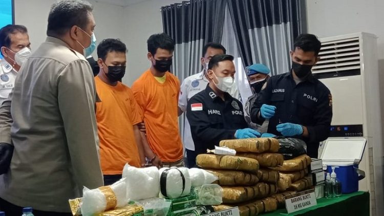 Kedua tersangka saat diamankan di Mapolrestabes Medan. (Foto: istimewa)