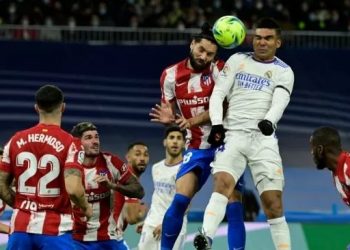 Gelandang Real Madrid berebut bola dengan pemain Atletico Madrid Yannick Carrasco dalam laga derby Madrid, Senin (13/12/2021). (Foto: AFP)