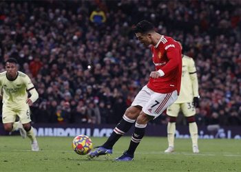 Cristiano Ronaldo mencetak gol ke-800 dalam kariernya saat Manchester United mengalahkan Arsenal dengan skor 3-2 di Old Trafford, Jumat (3/12/2021) Foto: REUTERS/Phil Noble