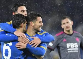 Penyerang Napoli asal Belgia, Dries Mertens (tengah) melakukan selebrasi dengan rekan satu timnya di akhir pertandingan Grup C Liga Eropa antara Napoli vs Leicester di stadion DiegoMaradona, Naples, Jumat (10/12/2021) dini hari WIB. Alberto PIZZOLI / AFP.