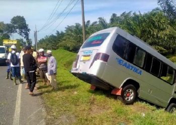 Suasana di lokasi usai detik-detik kecelakaan minibus tabrak motor di Jalinsum Batubara yang menyebabkan 3 orang tewas dan belasan terluka. (Foto: iNews/Fadli Pelka)