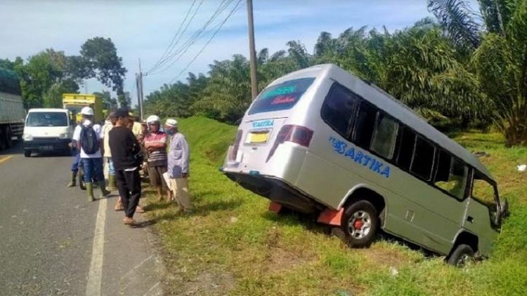 Suasana di lokasi usai detik-detik kecelakaan minibus tabrak motor di Jalinsum Batubara yang menyebabkan 3 orang tewas dan belasan terluka. (Foto: iNews/Fadli Pelka)
