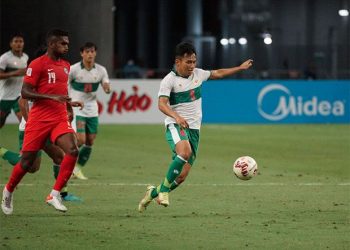 Witan Sulaeman (kanan) saat Timnas Indonesia menghadapi Singapura di leg pertama semifinal Piala AFF 2020. Foto: PSSI