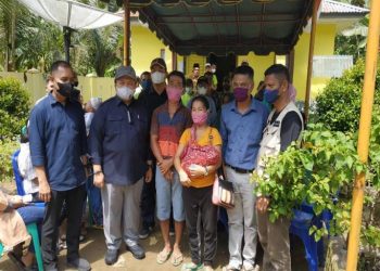 Pasangan dari Dusun Gunung Harapan, Desa Batu Godang, Kecamatan Angkola Sungkunur, Kabupaten Tapanuli Selatan ini rela berjalan kaki 10 kilometer menuju lokasi vaksin. SINDOnews/Zia