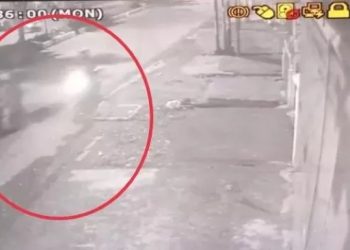 Tangkapan layar wanita terseret jatuh dari motor kena begal di Jalanan Medan. [Ist]