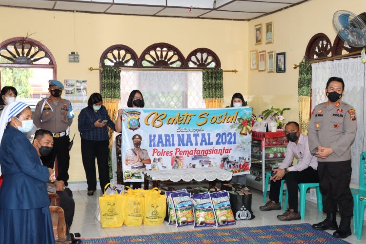 Menyambut Perayaan Natal 2021, Polres Pematangsiantar melaksanakan bakti sosial, dengan mengunjungi Panti Asuhan Elim dan Panti Asuhan Alma Kota Pematangsiantar, pada Jumat (10/12/2021) pagi tadi, pukul 09.00 WIB.