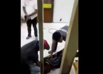 Tangkapan layar video viral saat polisi mengamankan pelaku perampokan bersenpi di sebuah kantor Pegadaian swasta di Jagakarsa, Jakarta Selatan, Senin (13/12/2021) malam. [Instagram]