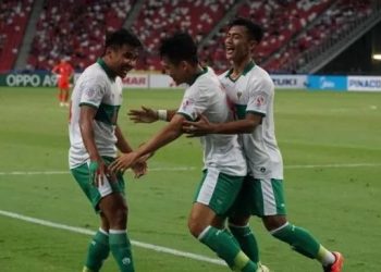 Pemain sayap Indonesia Witan Sulaeman (tengah) merayakan gol yang dicetaknya ke gawang Singapura pada laga leg pertama Piala AFF 2020 di Stadion Nasional, Singapura, Rabu (22/12/2021). [Dok.Antara]