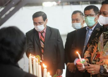 Suasana penyalaan lilin di acara perayaan Natal keluarga besar Cabang Dinas Pendidikan Pematangsiantar, pada Kamis pagi tadi (16/12/2021), di Aula Universitas HKBP Nommensen Pematangsiantar, di jalan Sangnaualuh Pematangsiantar.