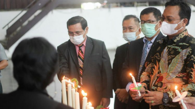 Suasana penyalaan lilin di acara perayaan Natal keluarga besar Cabang Dinas Pendidikan Pematangsiantar, pada Kamis pagi tadi (16/12/2021), di Aula Universitas HKBP Nommensen Pematangsiantar, di jalan Sangnaualuh Pematangsiantar.