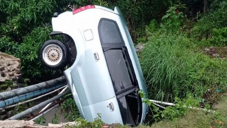 Kecelakaan tunggal mobil masuk got di Jalan Poros Jeneponto-Makassar, tepatnya di Kampung Birangloe, Kelurahan Tonrokassi Barat, Kecamatan Tamalatea, Rabu (15/12/2021). (Foto: iNews/Sulaiman Nai)