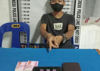 Foto pelaku menunjuk barang bukti saat di kantor Polisi.