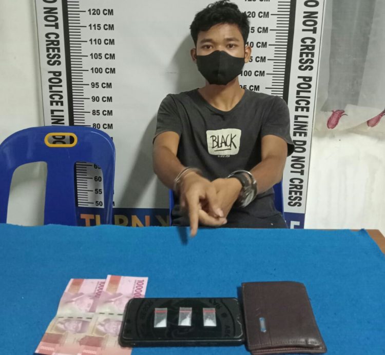 Foto pelaku menunjuk barang bukti saat di kantor Polisi.