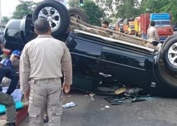 Mobil Sekda Lampung Timur kecelakaan di Sukadana, Lampung Timur, Jumat (17/12/2021). Polisi menduga ada yang menerobos lampu lintas saat kecelakan terjadi. [ISTIMEWA]