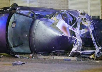 Mobil menabrak rumah warga di Hongaria. Foto/twitter