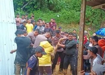 Petugas mengevakuasi korban tewas akibat longsor di Nias. [Dok.Polres Nias]