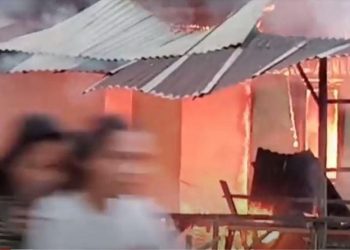 Rumah yang ludes dibakar pegawai koperasi saat menagih utang nasabahnya di Batubara, Sumut. (Foto: iNews/Fadli Pelka)