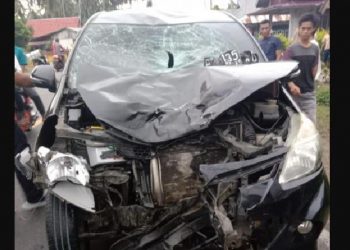 Kondisi mobil yang ringsek ditabrak motor menyebabkan dua orang tewas yakni kakak adik di Bengkulu Selatan. (Foto: Humas Polri)