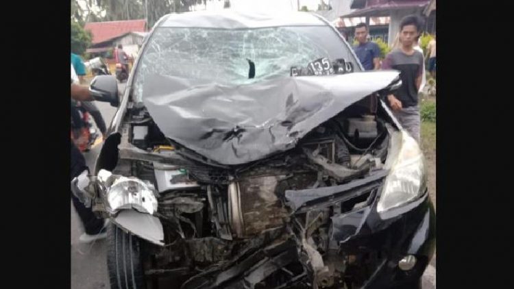 Kondisi mobil yang ringsek ditabrak motor menyebabkan dua orang tewas yakni kakak adik di Bengkulu Selatan. (Foto: Humas Polri)