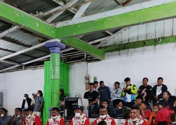 Warga di Liang Melas Datas diberi kalung bunga setelah bertemu dengan Presiden Jokowi. (Dok. Istimewa)
