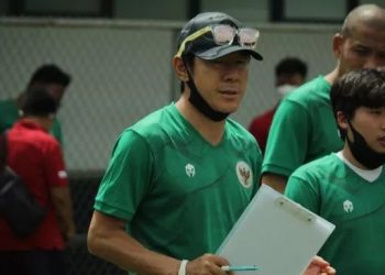 Pelatih Shin Tae-yong saat memantau skuad Timnas Indonesia U-18 menjalani internal game (dok. PSSI).