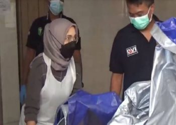 Siti Nurhasanah dengan cekatan membantu proses pemulasaran jenazah di ruang kamar mayat RSUD dr Haryoto, Lumajang, Jawa Timur. Foto/iNewsTV/Hana Purwadi