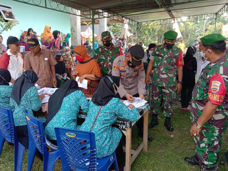 Polsek Bangun menggelar vaksinasi, di Kantor Pangulu Nagori Karang Rejo, Kecamatan Gunung Maligas, Kabupaten Simalungun, Rabu (15/12/2021).