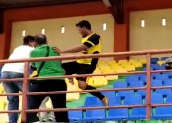 Saktiawan Sinaga (baju kuning) menendang seorang penonton di lanjutan Liga 3 Sumut. (Foto: istimewa)