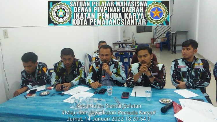 Dari kiri ke kanan, Putra Agustinus Pasaribu (Sekretaris Sapma DPD IPK Pematangsiantar), Jono Silalahi (Bendahara DPD IPK Pematangsiantar), Andilo Evendi Siahaan, S.Hut, M.Si (Ketua DPD IPK Pematangsiantar), Rio Widyanto Tambunan, SH (Ketua Sapma DPD IPK Pematangsiantar) dan Harry Silalahi (Bendahara Sapma DPD IPK Pematangsiantar) saat menggelar konfrensi pers, pada Jumat (14/1/2021) sore lalu,  pukul 16.00 WIB, di Sekretariat DPD IPK Pematangsiantar, Jalan Gereja No 47 Pematangsiantar.
