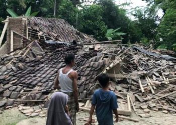 Rumah warga Sumur, Kabupaten Pandeglang, Banten ambruk akibat gempa, Jumat (14/1/2022) sore. [Suara.com/Oki Faturrohman]
