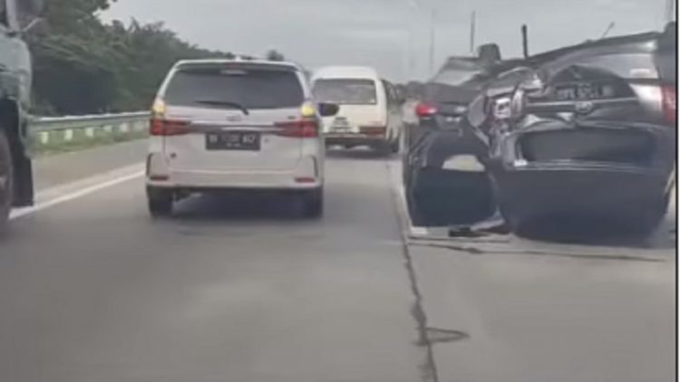 Mobil minibus di ruas tol Medan-Binjai tabrakan. (Foto: Istimewa)