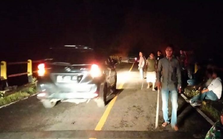 Warga Desa Bentrok di Madina, Gudang Ikan Dibakar (Foto: iNews/Liansah Rangkuti)