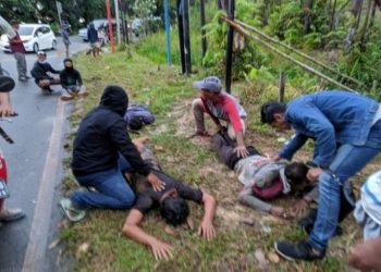 Lima orang pekerja pemasangan tiang di Jalan Syarifuddin Yoes, BSCC Dome, Balikpapan, Kalimantan Timur terkena aliran listrik tegangan tinggi Selasa (4/1/2022) sore. iNews TV/Mukmin
