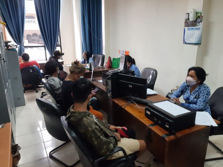 Foto ke empat orang yang diserahkan Sat Narkoba Polres Pematangsiantar ke kantor BNNK Pematangsiantar.