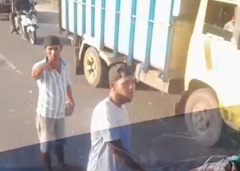 Video memperlihatkan seorang sopir truk tangki bermuatan minyak kelapa sawit dihadang sekelompok pria diduga preman viral di medsos. (Screenshot Video Viral)