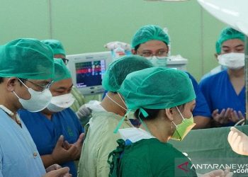 Tim dokter yang membantu proses persalinan bayi kembar siam yang terlahir dua kepala di satu tubuh di RSMH Palembang. (Foto: Antara)