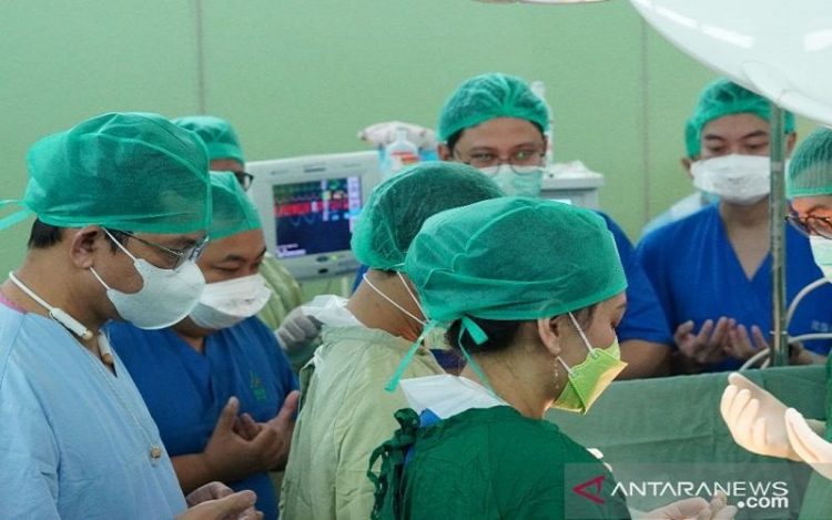 Tim dokter yang membantu proses persalinan bayi kembar siam yang terlahir dua kepala di satu tubuh di RSMH Palembang. (Foto: Antara)