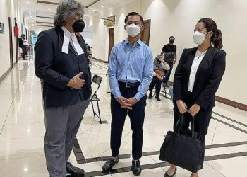 Foto: Mantan Finalis Masterchef Malaysia (kanan) dan suaminya (tengah) didakwa membunuh ART asal RI (Dok.NewStraitsTimes)