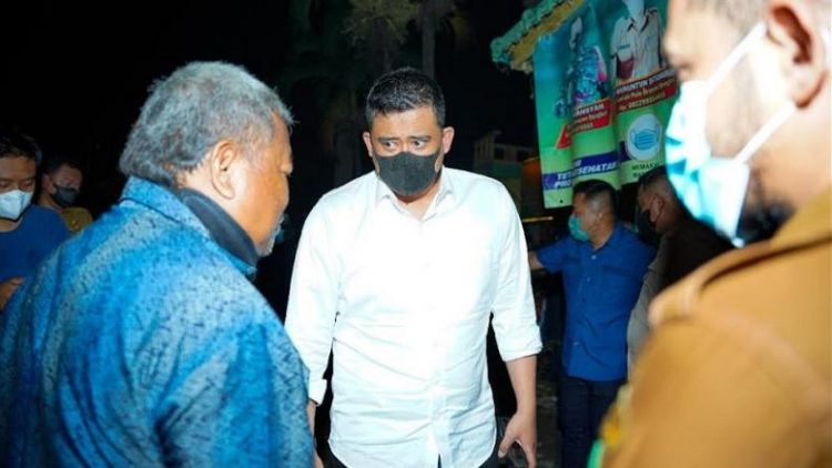 Wali Kota Medan Bobby Nasution saat mencopot kepling VIII Kelurahan Pulo Brayan Bengkel, Kecamatan Medan Timur. (Foto: Ist)