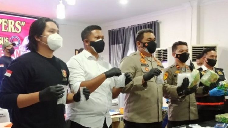 Kapolrestabes Medan Kombes Pol Riko Sunarko saat mengungkap peredaran 9 kg sabu dan 2.800 pil ekstasi. (Foto: istimewa)