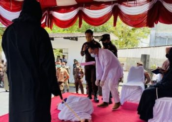 Seorang terpidana zina berinisial WDS ambruk saat menjalani eksekusi hukuman cambuk. [Antara]